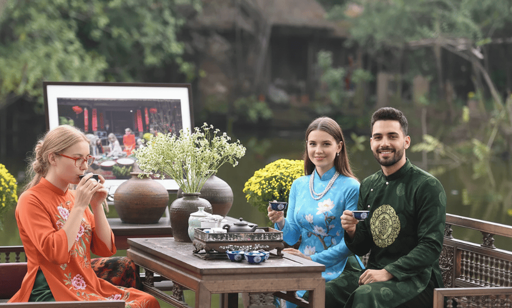 Visitors can rent a Vietnamese &aacute;o d&agrave;i and take beautiful pictures in the ancient surroundings